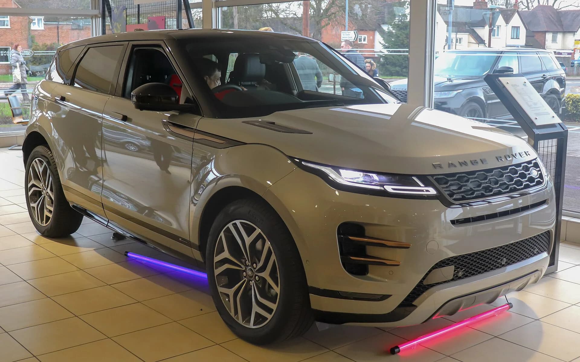 Range Rover Evoque 2023 — 1/2